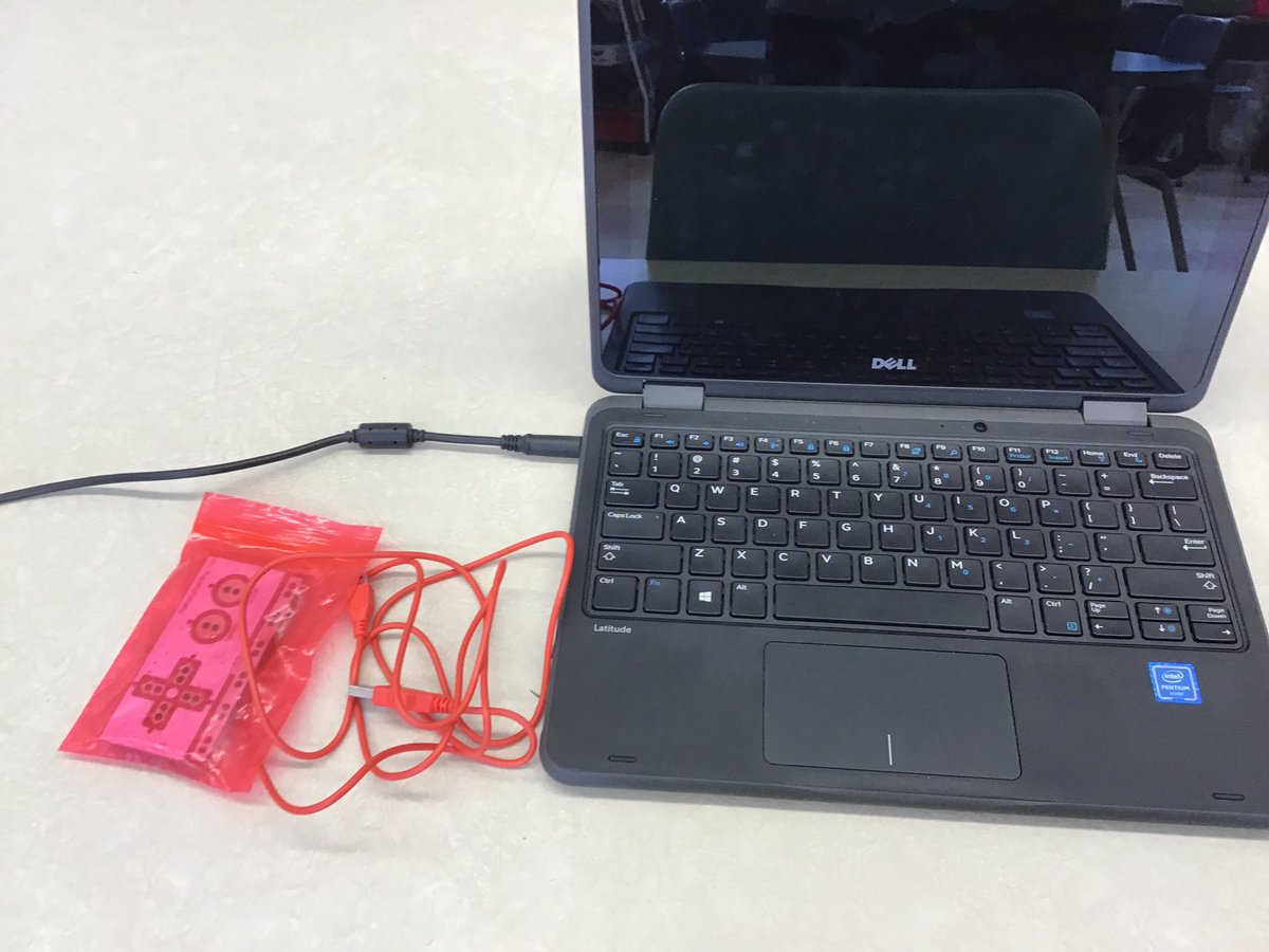 techitan's tweet image. The calm before the storm... of excitement. At @CaldwellStreet with Ms P waiting for Ss to engage in the final steps of solar system projects. Combining traditional poster with Scratch animation using Makey Makey. @UC_ITS @jeremychobbs @CCiocio #UCDSB