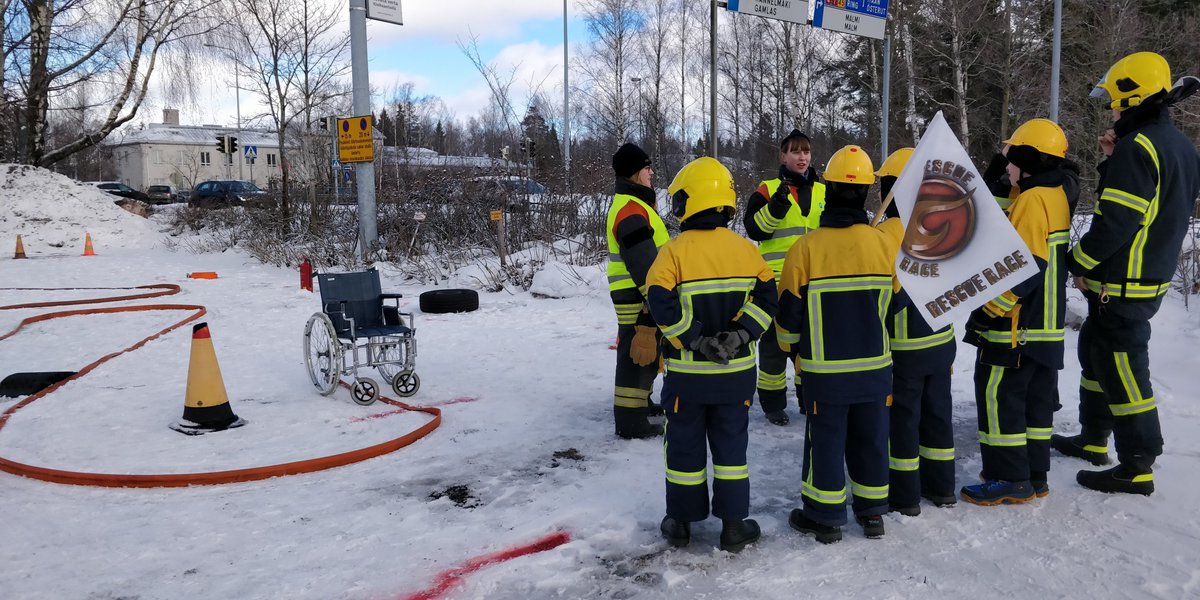 HELPE_fi's tweet photo. #rescuerace2019 #palokuntanuoret kilpailun voittajat Karhulan VPKn joukkue, toisena Bobäck FBK ja kolmantena Vihdin VPK - onniteluja! Hauska päivä, taitoa ja osaamista! #vpk #helpe https://t.co/lHJvUhD8lw