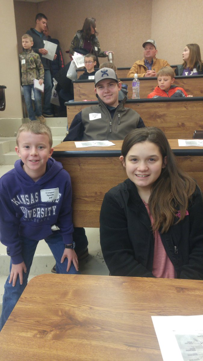 TrennaHanlin's tweet photo. 3 Cloverleaf 4-H members from Lyon Co always learning: Meat 101- Know your Pork! #KSUJRSWINE19 https://t.co/ep2tXUMc5M