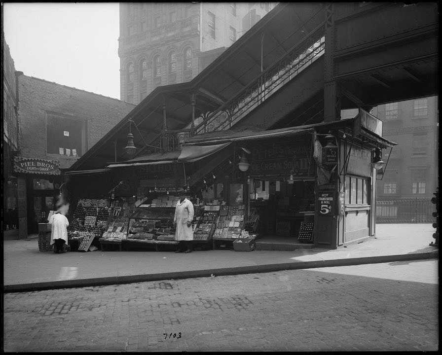 nycrecords's tweet photo. Today in 1922 - fruit stand beneath the original Brooklyn Bridge subway station #thisdayinhistory https://t.co/yBlR8zF2Jz