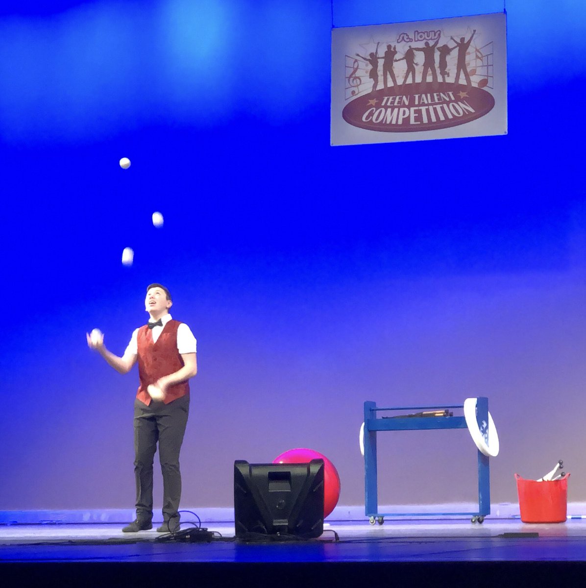 circusharmony's tweet photo. Sean Petric performing at @FoxPACF semifinals for St Louis Teen Talent Competition! #slttc #foxpacf #stlouis #teentalent #circusharmony #watchoutforflyingkids #juggler #juggling #jugglingknives #rollingglobe #wellbalanced #circus #circuslife #teentalent https://t.co/RNDJ7pJOoZ