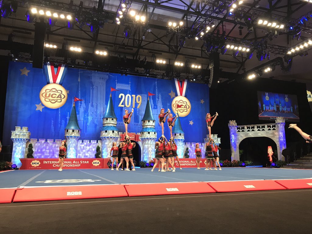TracySaunby's tweet photo. ECM-Royals❤️🖤💛 https://t.co/MeMaJenN5v