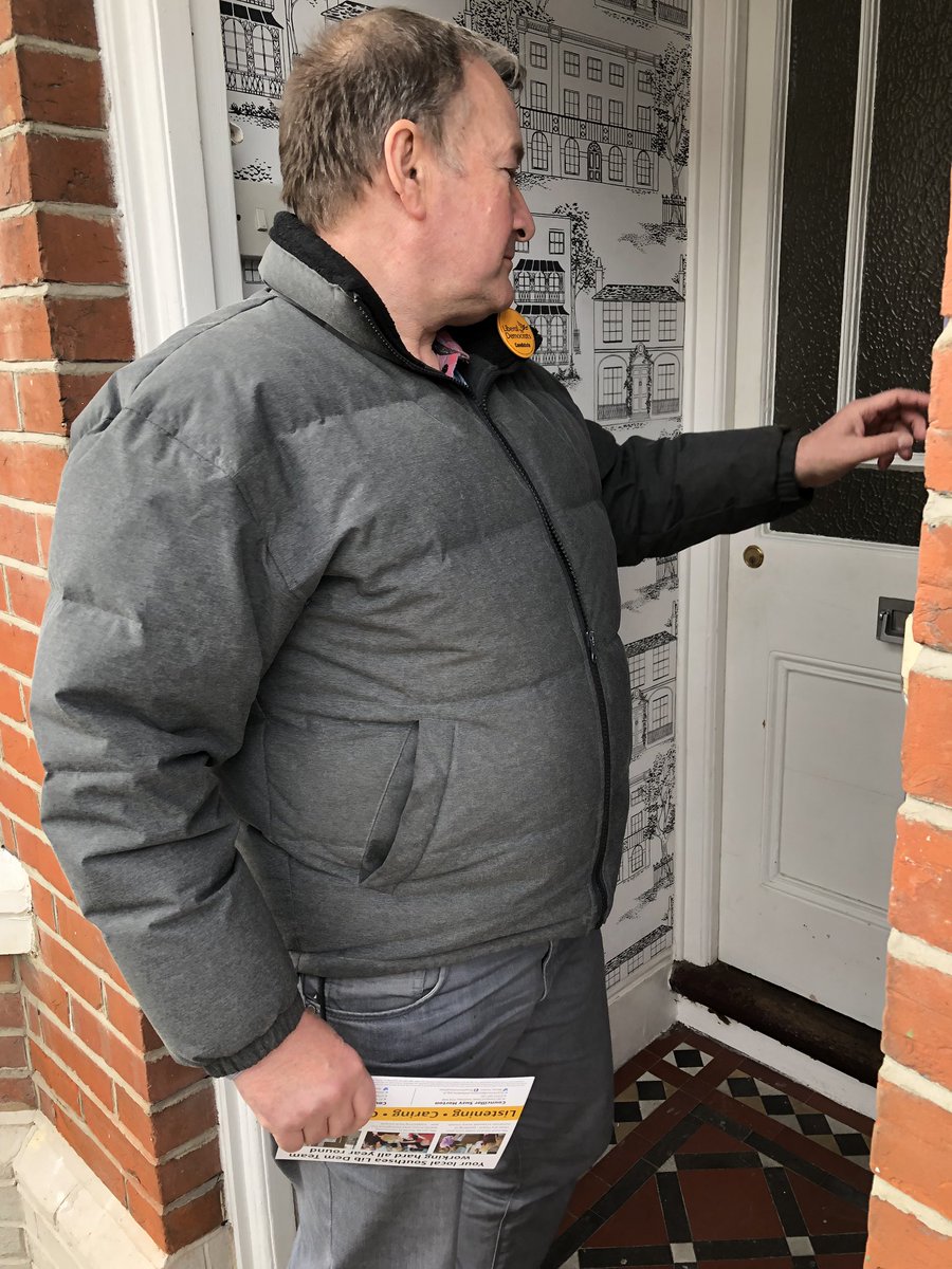 LeeHunt6's tweet image. Local @portsmouthld teams still out #LibDemDoorSteps with @suzy_horton @Steve__Pitt #LibDemChats so many voters angry with #Portsmouth #Labour double-talk and stirring over residents‘ parking #LibDems #WorkingAllYearRound