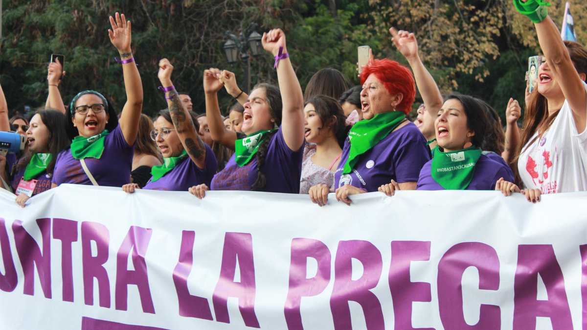 KitusOnline's tweet photo. [#8M] Las mujeres chilenas han hecho historia - más de 190 mil personas  marcharon en Santiago de Chile el Día Internacional de la Mujer Trabajadora.
 #8M #8M2019 #8deMarzo #LaHuelgaFeministaVa #HuelgaFeminista #Marcha8M #NosotrasParamos #KitusOnline #Kitus https://t.co/28HvTgYozx