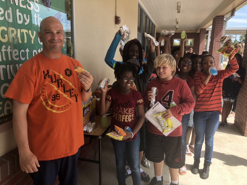 steph_warmoth's tweet photo. @TurieT dog master @KyleBryer3 serving up great hotdogs 🌭 for our awesome Saturday Campsters! #keepgrilling #hotdiggetydog #vcsallin @clrobin1914 https://t.co/cc2fD3AXsN