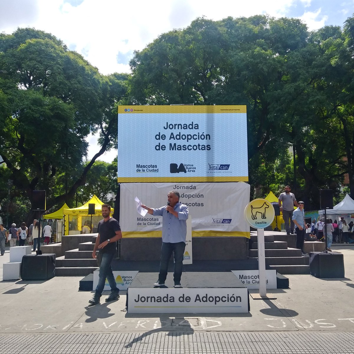 ¡Arrancó la primera jornada de adopción de mascotas del año! 🙌
Te esperamos en Plaza Echeverría para disfrutar esta hermosa tarde y conocer a los gatos y perros que están buscando un hogar definitivo 🐶😺 #MejorAdoptá