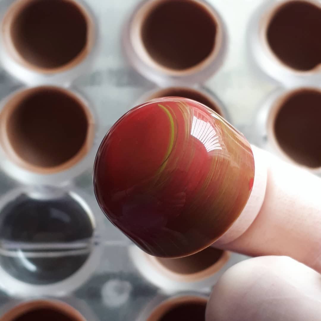 valrhonauk's tweet photo. Work in progress !
New rhubarb crumble bonbon from @EponinePatiss made with #BISKELIA 34% for the shell and field with #ORELYS 35%
#valrhonauk #rhubarb #crumbl https://t.co/GIveWy0Le1