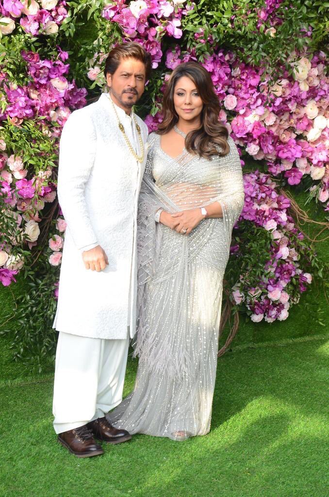 SRKCHENNAIFC's tweet photo. More Pics: @iamsrk and @gaurikhan look like ultimate royals as they arrive at #AkashAmbani - #ShlokaMehta’s grand wedding.
#AkashShlokaWedding 
#AkuStoleTheShlo https://t.co/9qkXy6LZBq