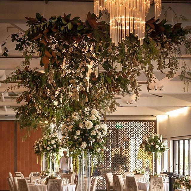 AveryEvents's tweet image. Lush and elegant... but not over the top.
#susanaveryteam #susanavery @sergeantsmess #ceilinginstallation #hanginggarden #chandelier #tallarrangement#flowers #wedding #eventplanner #eventdecor #weddingdecor #weddingstylist ift.tt/2UyUjKJ