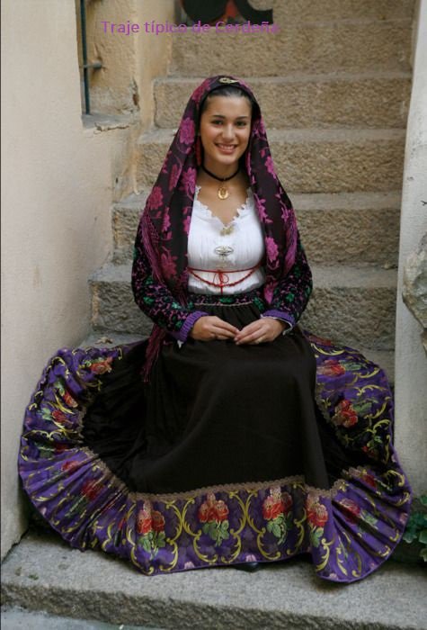 italianofilos's tweet photo. Sigo compartiendo los #trajestipicos que tanto les gustan, esta vez, es el turno de la bella isla de Cerdeña! #cerdeña #sardos #abititipici #trajestipicos #traditionaldresses #italia #italy #italiandress #italiangirl https://t.co/eE32fsLxOZ