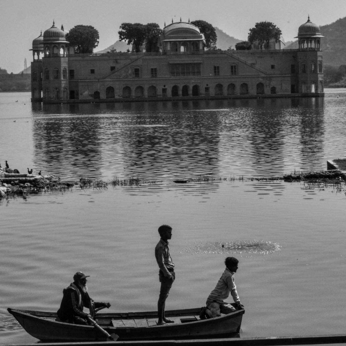 ये पानी की कश्ती ये खुला आसमां..!!
#photography #poetry #artist #jaipur #rajasthan #india #blackandwhitephotography #bnw #bnwphotography #monochrome #monochromeindia #vscoindia #vsco #wandrer #explorer #lifestyle #traveller #dreamer #vlogger #jalmahallake #photogram #art