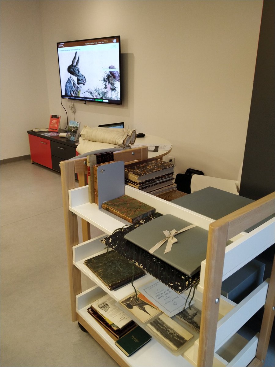 bmiepinal's tweet image. Aujourd'hui @Sodgo_88 est à la médiathèque de Bains-les-Bains. Au programme présentation de documents anciens sur la ville, présentation de #LimédiaGaleries et atelier badges #PatrimoineHorsLesMurs