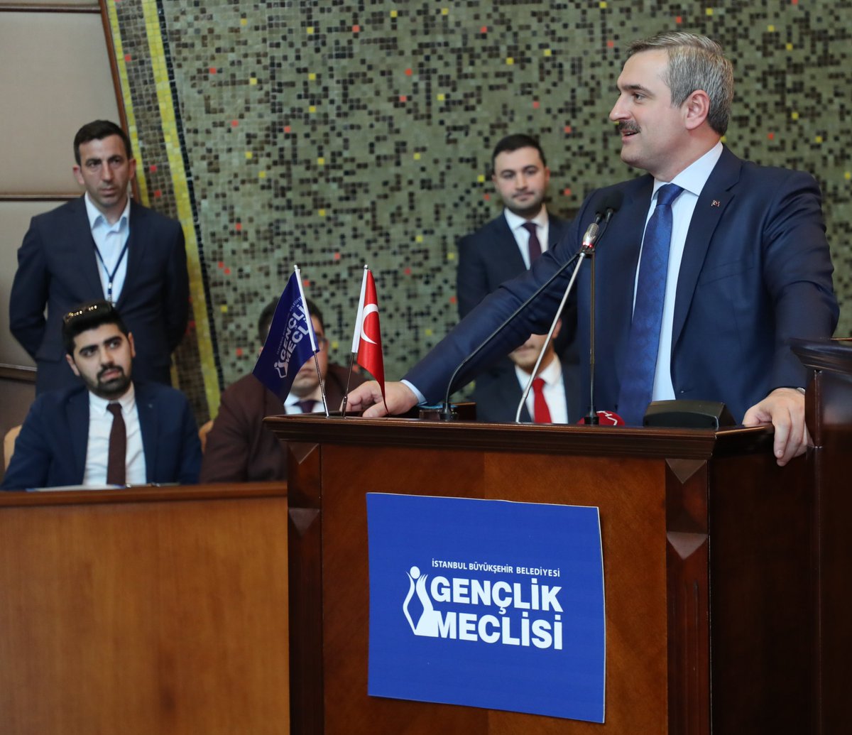 bayramsenocak's tweet photo. İBB Gençlik Meclisi Toplantısına katılarak #codingistanbul eğitim programını başarıyla tamamlayan geleceğin yazılım mühendisleri çocuklarımız ve aileleri ile bir araya geldik. Çocuklarımızı, ailelerini ve kıymetli öğretmenlerini tebrik ediyorum. 👏🏼👨💻 https://t.co/mjygm0jxuD