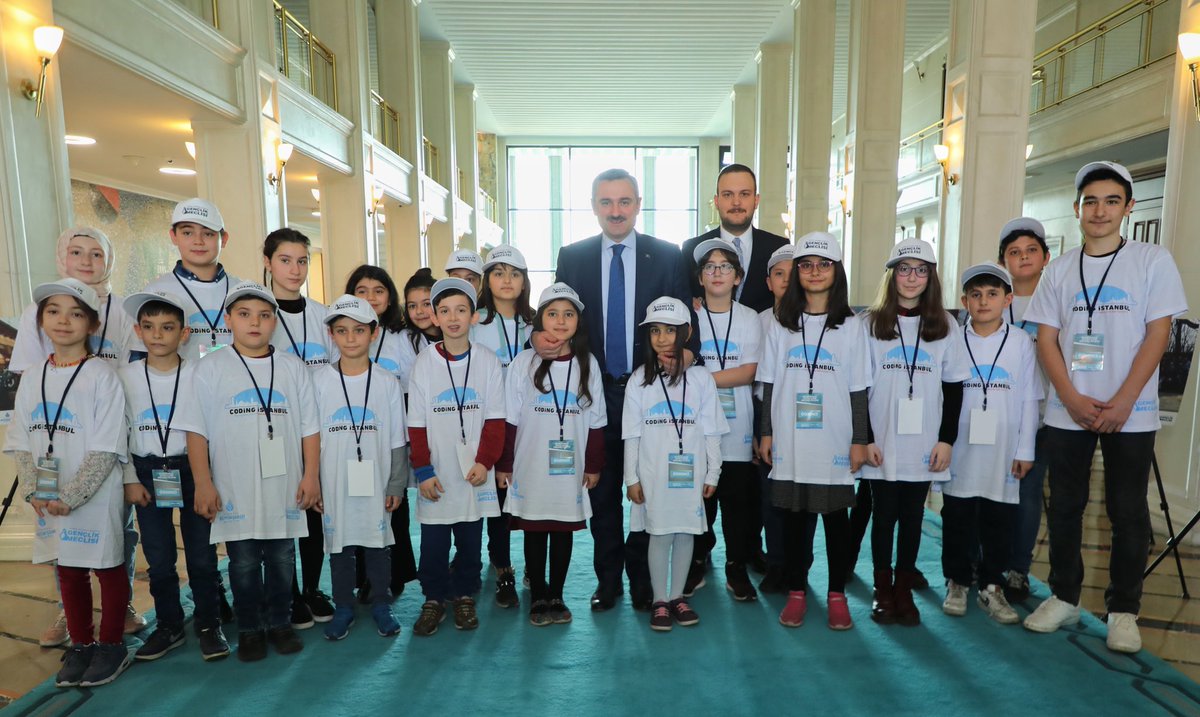 bayramsenocak's tweet photo. İBB Gençlik Meclisi Toplantısına katılarak #codingistanbul eğitim programını başarıyla tamamlayan geleceğin yazılım mühendisleri çocuklarımız ve aileleri ile bir araya geldik. Çocuklarımızı, ailelerini ve kıymetli öğretmenlerini tebrik ediyorum. 👏🏼👨💻 https://t.co/mjygm0jxuD