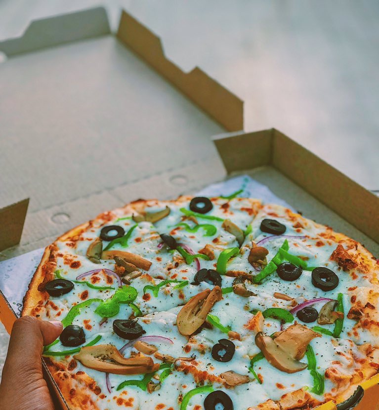 ArabFurn's tweet photo. 🍕 بيتزا الخضار من #فرن_عرب طعمها جنااااااان 😍 اتصل نوصل ومجاااااناً😎

#عنيزة #عنيزه_تقرا #عنيزة_ديرة_اهلي #عنيز https://t.co/9yWwr67iS6