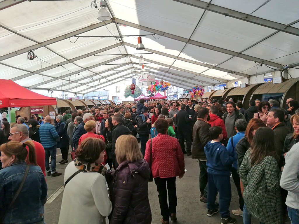 ChantadaConcell's tweet photo. Ambientazo na carpa das adegas e nos distintos stands da 37 #FeiradoViñodeChantada nesta mañá soleada de sábado en #Chantada como tan ben pronosticou @omtesouro ☀️ Moitas grazas! 
🍷#RibeiraSacra https://t.co/LCxdIoE3Ic
