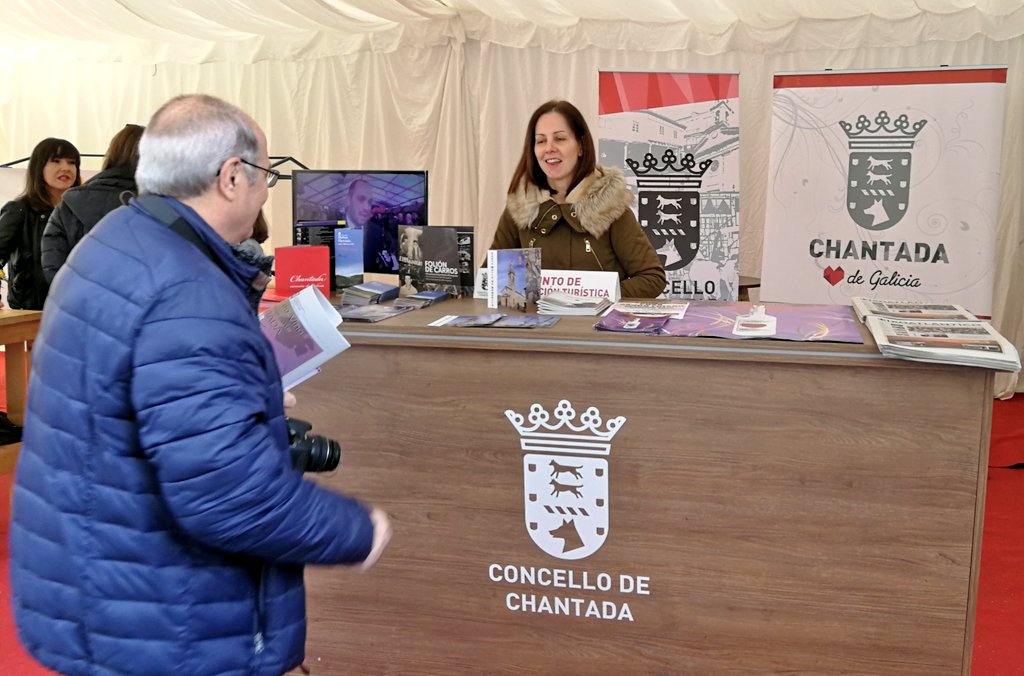 ChantadaConcell's tweet photo. Ambientazo na carpa das adegas e nos distintos stands da 37 #FeiradoViñodeChantada nesta mañá soleada de sábado en #Chantada como tan ben pronosticou @omtesouro ☀️ Moitas grazas! 
🍷#RibeiraSacra https://t.co/LCxdIoE3Ic