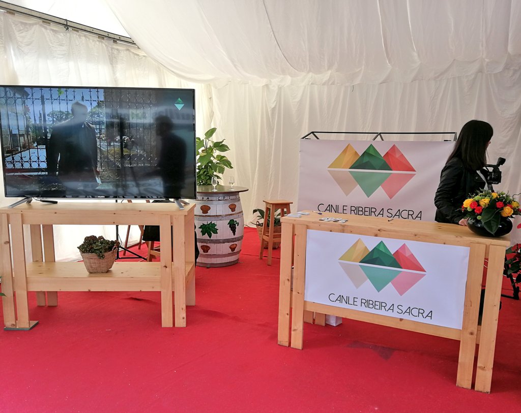 ChantadaConcell's tweet photo. Ambientazo na carpa das adegas e nos distintos stands da 37 #FeiradoViñodeChantada nesta mañá soleada de sábado en #Chantada como tan ben pronosticou @omtesouro ☀️ Moitas grazas! 
🍷#RibeiraSacra https://t.co/LCxdIoE3Ic