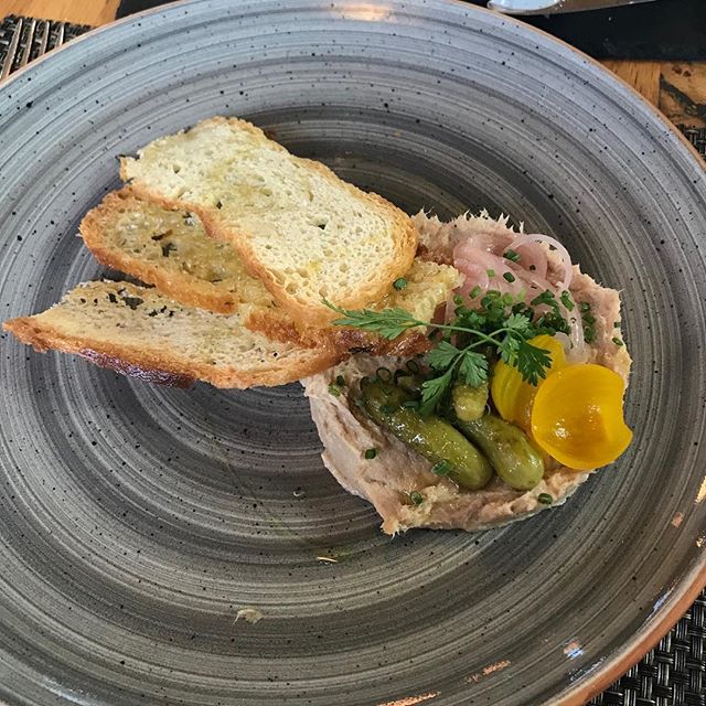 Reposting @lloydstevens29
Pork Rillettes , Pickled Shallots , Cornichons & Croutons @galvingreenman #lunchstarter #foodie #foodblogger #sundaylunchstarter #essexfood #2aarosettes #bibgourmand #essex #topessexrestaurants #food #foodpics #foodphotography #instafood