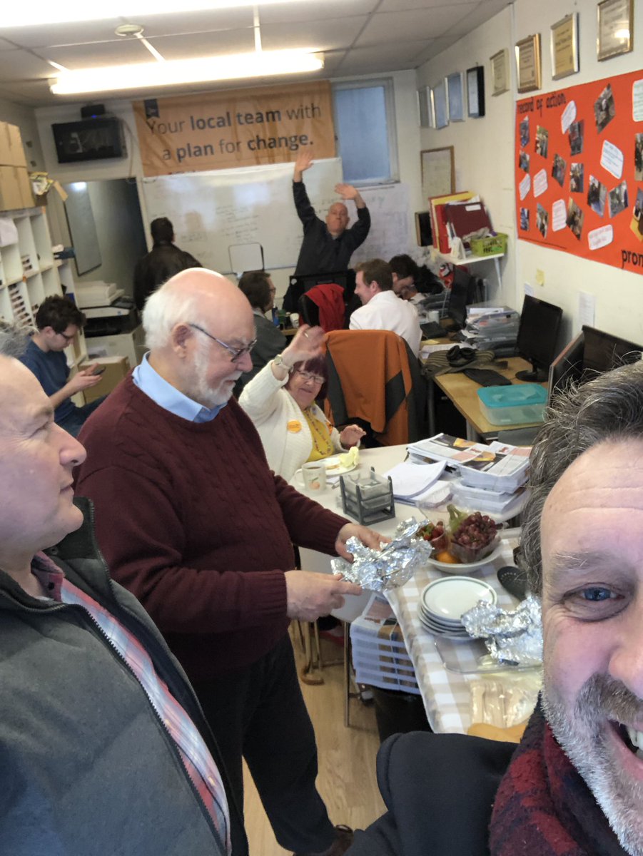 LeeHunt6's tweet image. Morning session  #LibDemDoorsteps our @LibDemsChats teams coming back in for lunch (thanks Terry &amp;amp; John Hall ... meanwhile #LibDem helpers delivering 1000s of  @portsmouthld #Portsmouth #Southsea Express #WorkingAllYearRound #KeepingPeopleInTouch #TeamLibDems