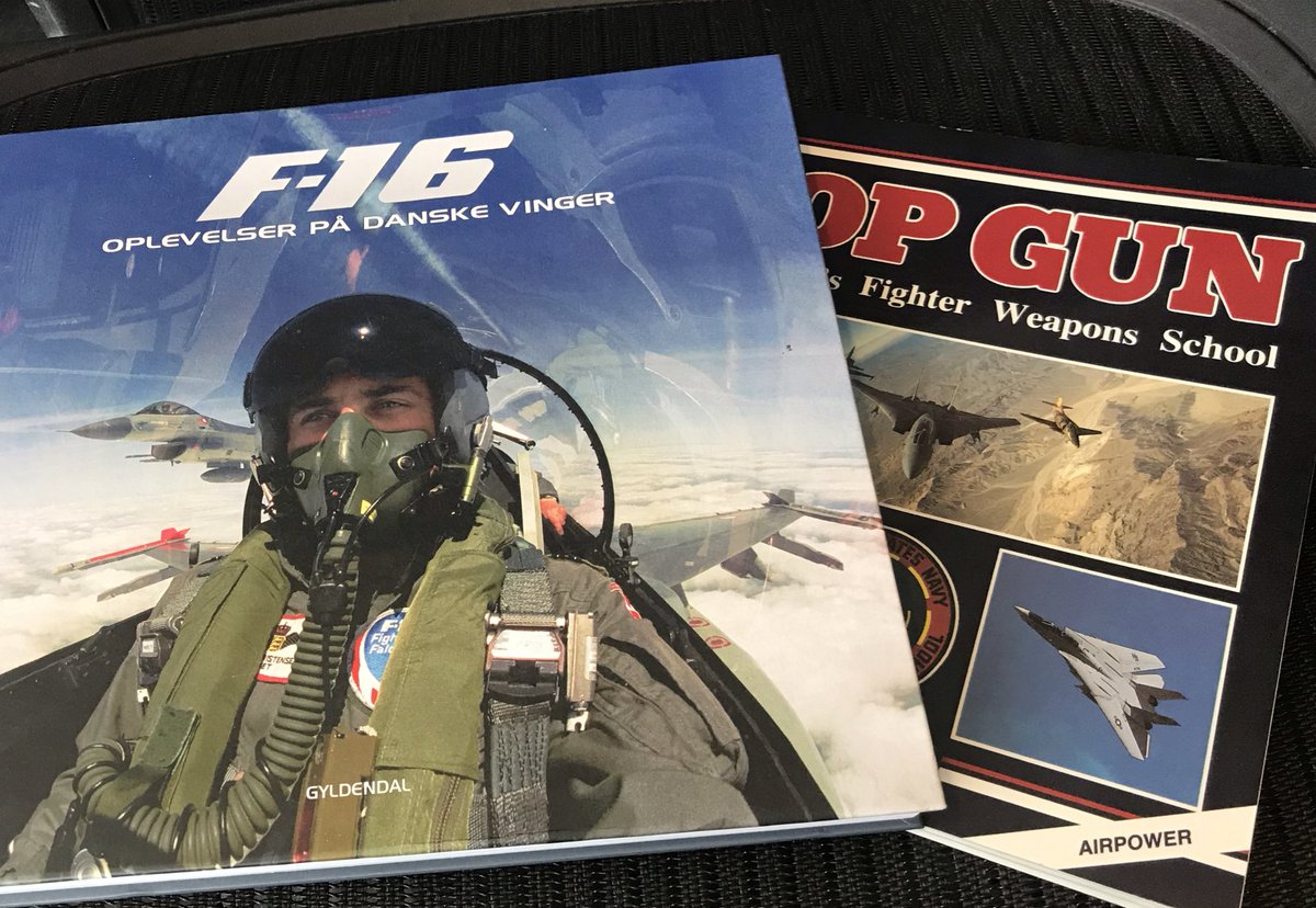 kamransarwar's tweet photo. Kollega kommer forbi, efter at have ryddet på loftet og spørger:
“Jeg tænkte om du kunne være interesseret i de to her?”
Ja tak! #HapsHaps 👍🏾👍🏾👍🏾🛩🛩🛩 https://t.co/tCKaralJQv