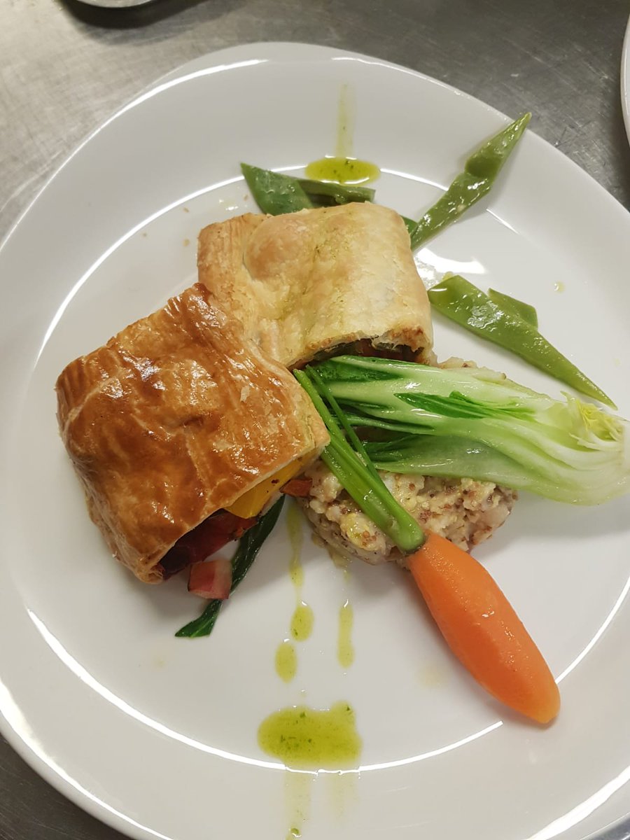 landhoteldiever's tweet photo. Er staan weer nieuwe gerechten op onze lunch- en dinerkaart. Op de kaart ook diverse vegetarische gerechten, zoals deze vegetarische strudel.  #restauranttip #vegetarisch #tip https://t.co/aoHcARIR0O