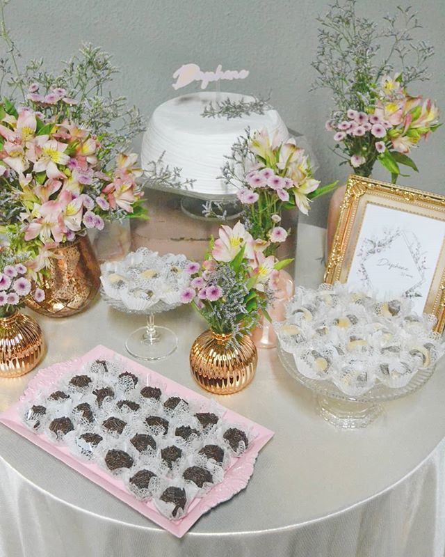 casadasamigas_'s tweet image. Não importa se é só um &quot;bolinho, tem que ter uma mesa linda pra cantar os parabéns! 🎂 No blog mostramos ideias pra montar uma mini table linda e delicada igual essa do niver da @dradapheneozelame 💖 {link no perfil}
.
.
Decor: @camilakcastro
.
.
#cdainspira #minitable #party …