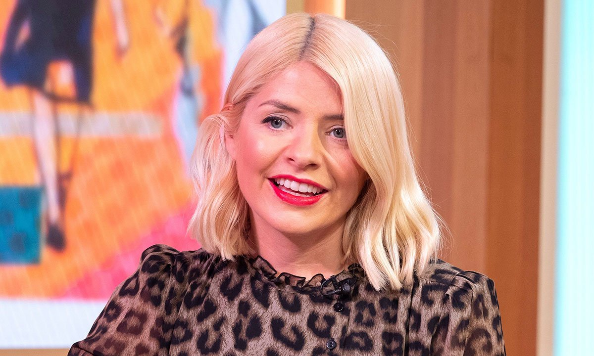 Hello On Twitter Holly Willoughby Suffers Wardrobe Mishap As
