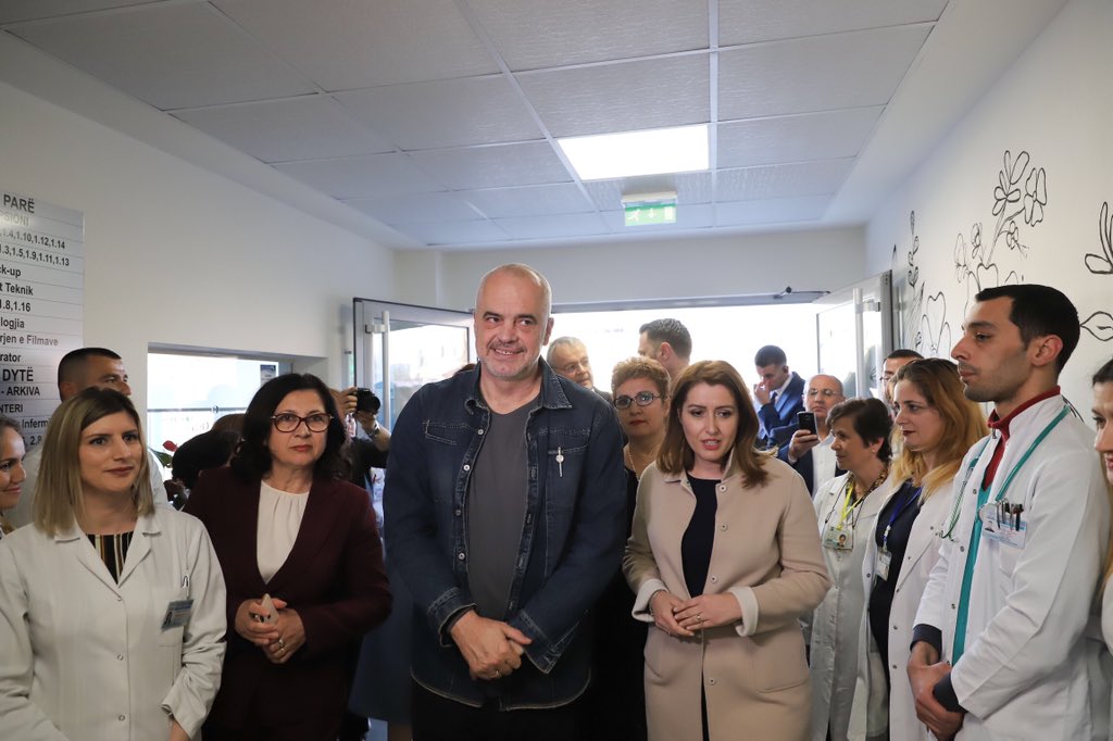 GManastirliu's tweet photo. Edhe një hap përpara drejt përmirësimit të shërbimit shëndetësor për qytetarët.
📌Me Kryeministrin Edi Rama në qendrën shëndetësore të #transformuar të #Patosit, ku sot ofrohet shërbim 24 orësh me kushte dhe standarde bashkëkohore për 45 mijë banorë.
#ShëndetësiaQëDuam👍🏼 https://t.co/kJmDmJHV7G