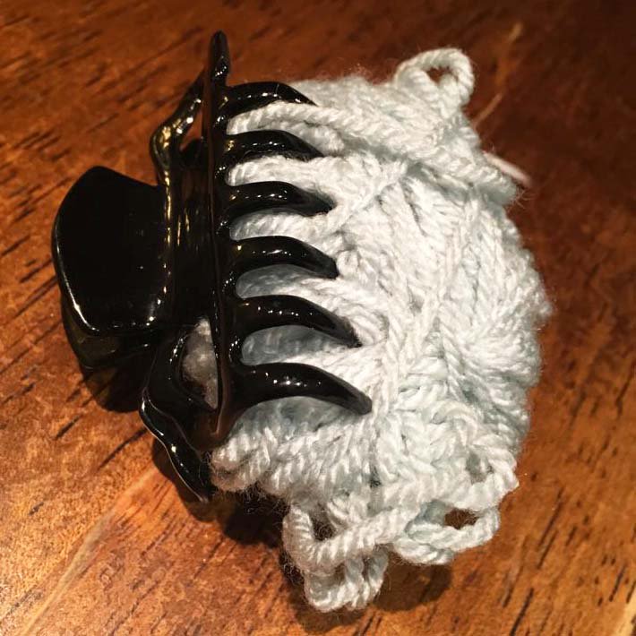 StylecraftYarn's tweet photo. Here is a great tip we’ve picked up from #Blogstar The Twisted Yarn. A claw hair grip is a handy way to stop a ball of yarn unravelling. @thetwistedyarn https://t.co/wdu40Fv5sZ