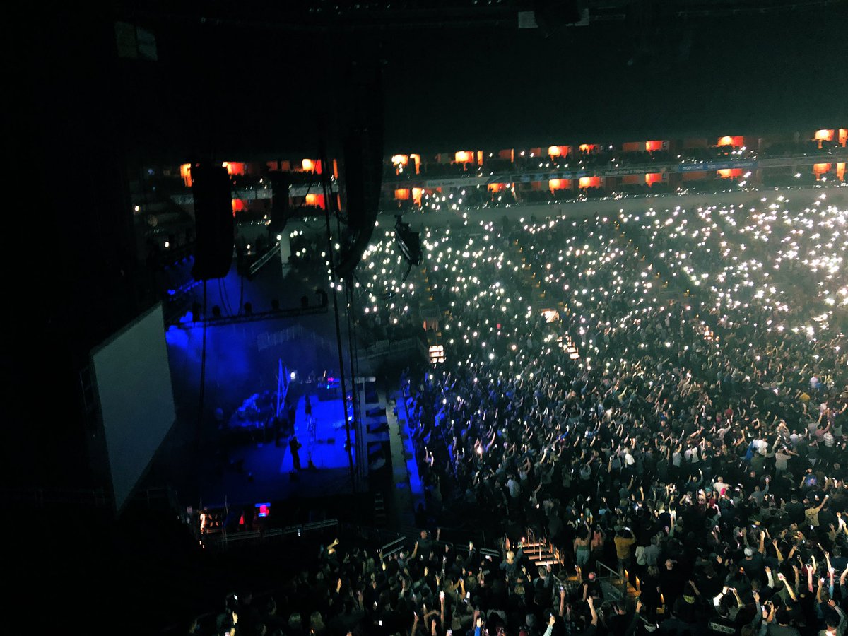 TraciSchuler's tweet photo. Did you hear your favorite weezer and pixie songs last night? I did ! Fun show in Louisville Kentucky #weezer #pixies https://t.co/OPop0PZpZF