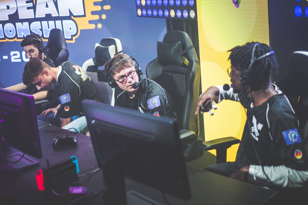 NintendoEurope's tweet photo. Congrats @BackSquids 🇩🇪! They'll go up against @Pz_Polarized 🇪🇸 in tomorrow's semi-finals. Next up, Team Mako 🇬🇧, Huitante 🇨🇭 and Ämpäri Gang will be competing for a slot in the semi-finals! 
📺 https://t.co/SBUq3Qk49j

#SplatoonEC https://t.co/uwN4H8Z44q