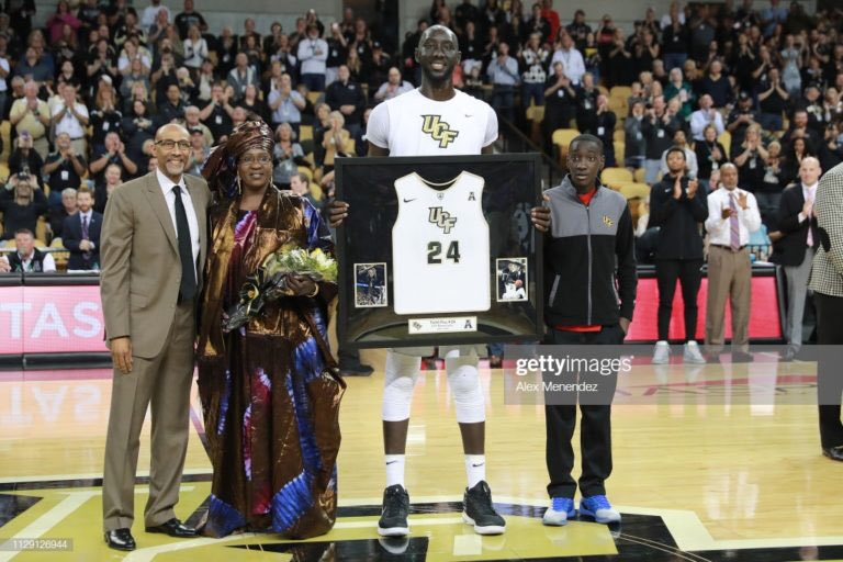 mouhammadciss's tweet photo. Le géant sénégalais, Elhadji Tacko Fall honoré par son université. Il a revu sa maman pour une première fois depuis sept ans qu’il avait quitté le Sénégal. Il évolue à l’UCF Knights, club omnisports universitaire de l'Université de Floride centrale à Orlando, en Floride. #kebetu https://t.co/Gg8RuxAErB