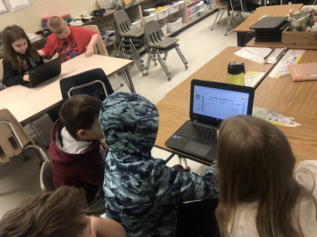D32MrsBurch's tweet image. Students are using google slides and group work to show what they know about maps! #pesd32 #2ndgraderocks #LoveWhatYouDo