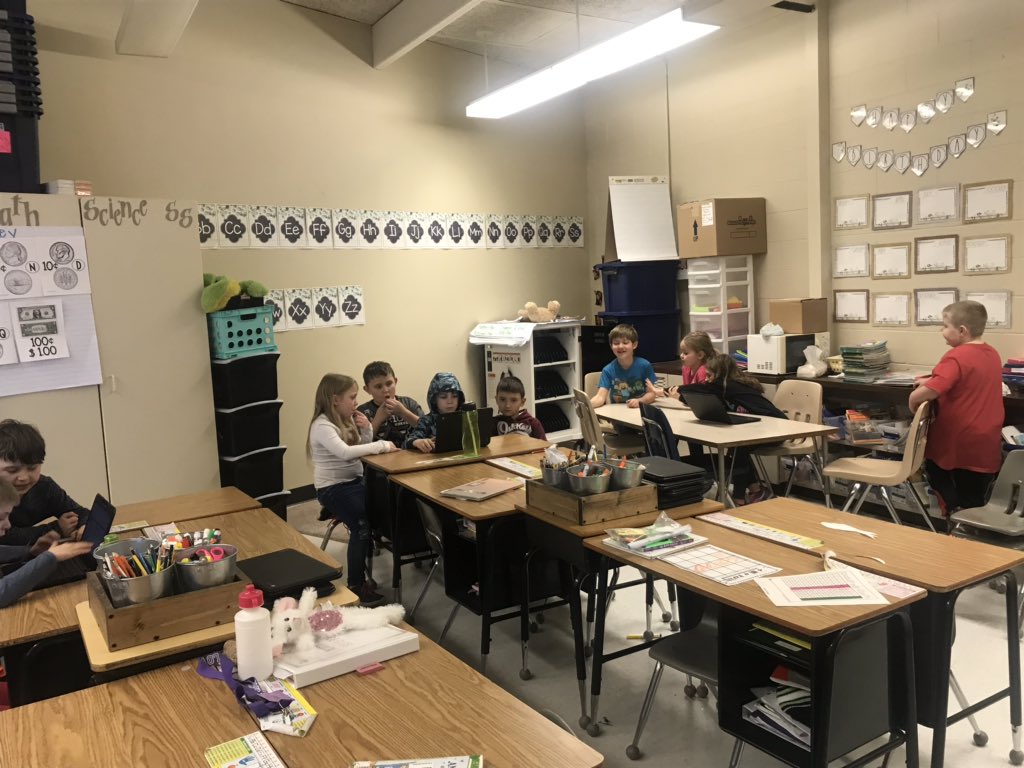 D32MrsBurch's tweet image. Students are using google slides and group work to show what they know about maps! #pesd32 #2ndgraderocks #LoveWhatYouDo