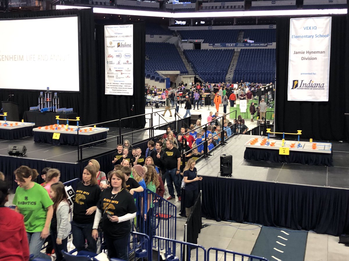 KathyMoffett7's tweet photo. #StingersUp #reddingrocks drivers meeting at Lucas Oil https://t.co/jYXrdmJEqp