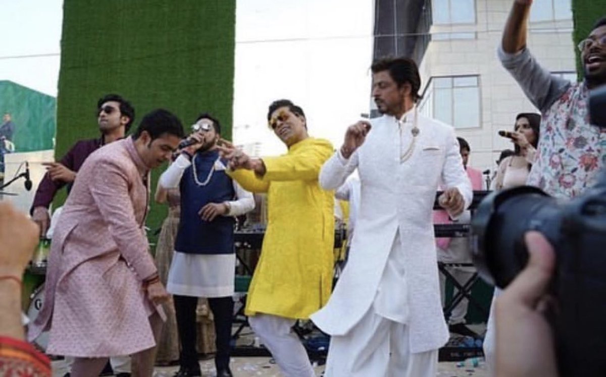 filmfare's tweet photo. What fun! 
@iamsrk, @karanjohar, #RanbirKapoor and #AkashAmbani groove as @MikaSingh singh sings those tunes at the wedding. #AkuStoleTheShlo https://t.co/B99wCNamys