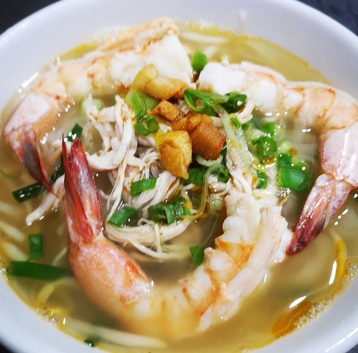 Eric_Phoon's tweet photo. Homecook Kai Si Hor Fun (Flat-Rice Noodles Soup With Chicken And Prawn).
.
.
#wingsiewyoke #HomeCooking #KaiSiHorFun #FlatRiceNoodles #livetoeat #food #yummy #delicious #instafood #nomnom #foodforthought #hungry #foodporn #foodpics #asianfood #mencancook #Chinesecooking #YumYum https://t.co/Y5KlVMqTr4