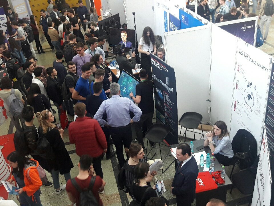 meher_taj's tweet image. Students of University Politehnica of Bucharest waiting in long queue  @Infosys booth to experience the VR and cyber security demos and games #ForwardwithInfosys #InfosysRomania  @InfosysCareers  #InfosysInstep