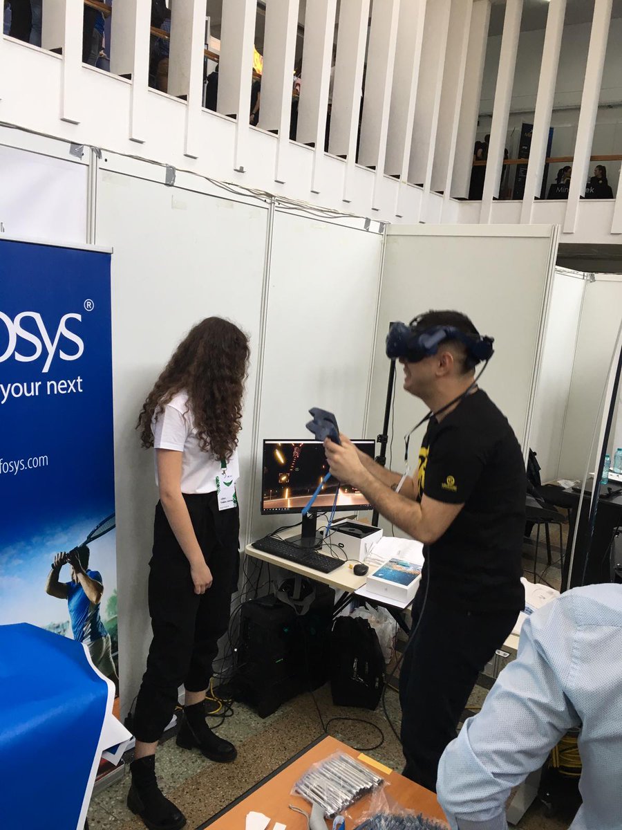 meher_taj's tweet image. Students of University Politehnica of Bucharest waiting in long queue  @Infosys booth to experience the VR and cyber security demos and games #ForwardwithInfosys #InfosysRomania  @InfosysCareers  #InfosysInstep