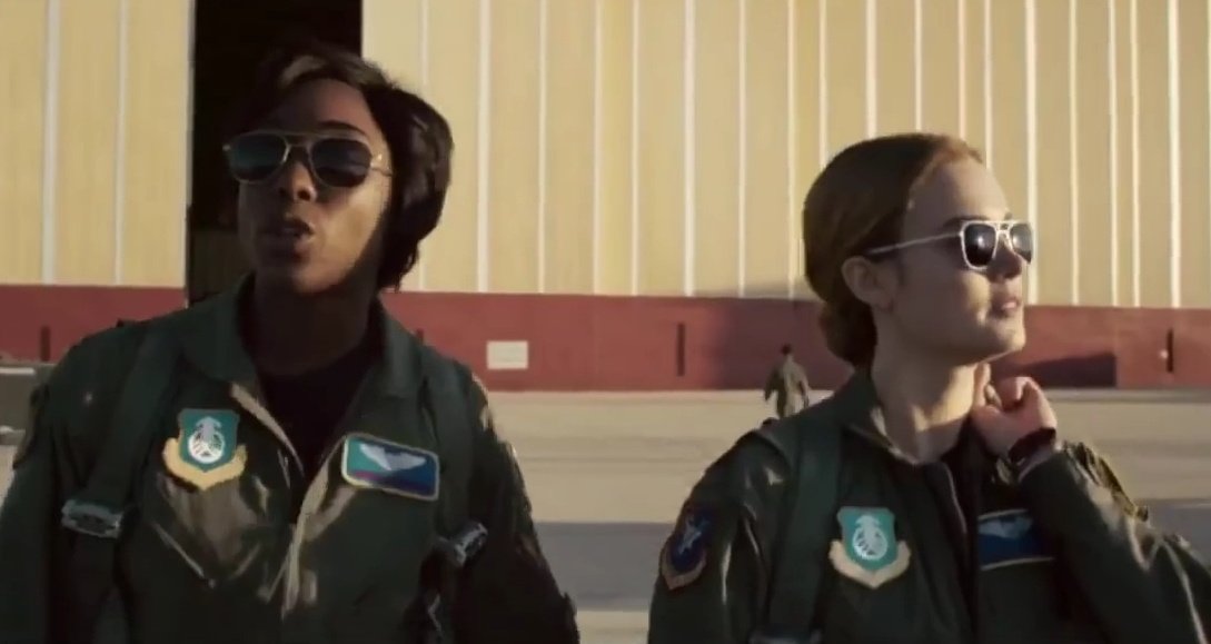 dontcri's tweet image. 마리아가 캐롤이랑 비행기 조종하러 가면서 하는 말 "Time to show how these boys how we do it" 

뜻: 남자애들에게 우리가 어떻게 하는지 보여주자고 

오역: 본때를 보여주자고 

그동안 캐롤이랑 마리아가 남자들에게 받았던 차별을 담은 말 같은데 '남자' 관련된 부분은 싹 자르면 어쩌라는거