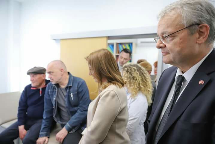 QKPVT1's tweet photo. Edhe një hap përpara drejt përmirësimit të shërbimit shëndetësor për qytetarët.
📌Me Kryeministrin Edi Rama në qendrën shëndetësore të #transformuar të #Patosit, ku sot ofrohet shërbim 24 orësh me kushte dhe standarde bashkëkohore për 45 mijë banorë.
#ShëndetësiaQëDuam👍🏼 https://t.co/vQT2dQjAyK