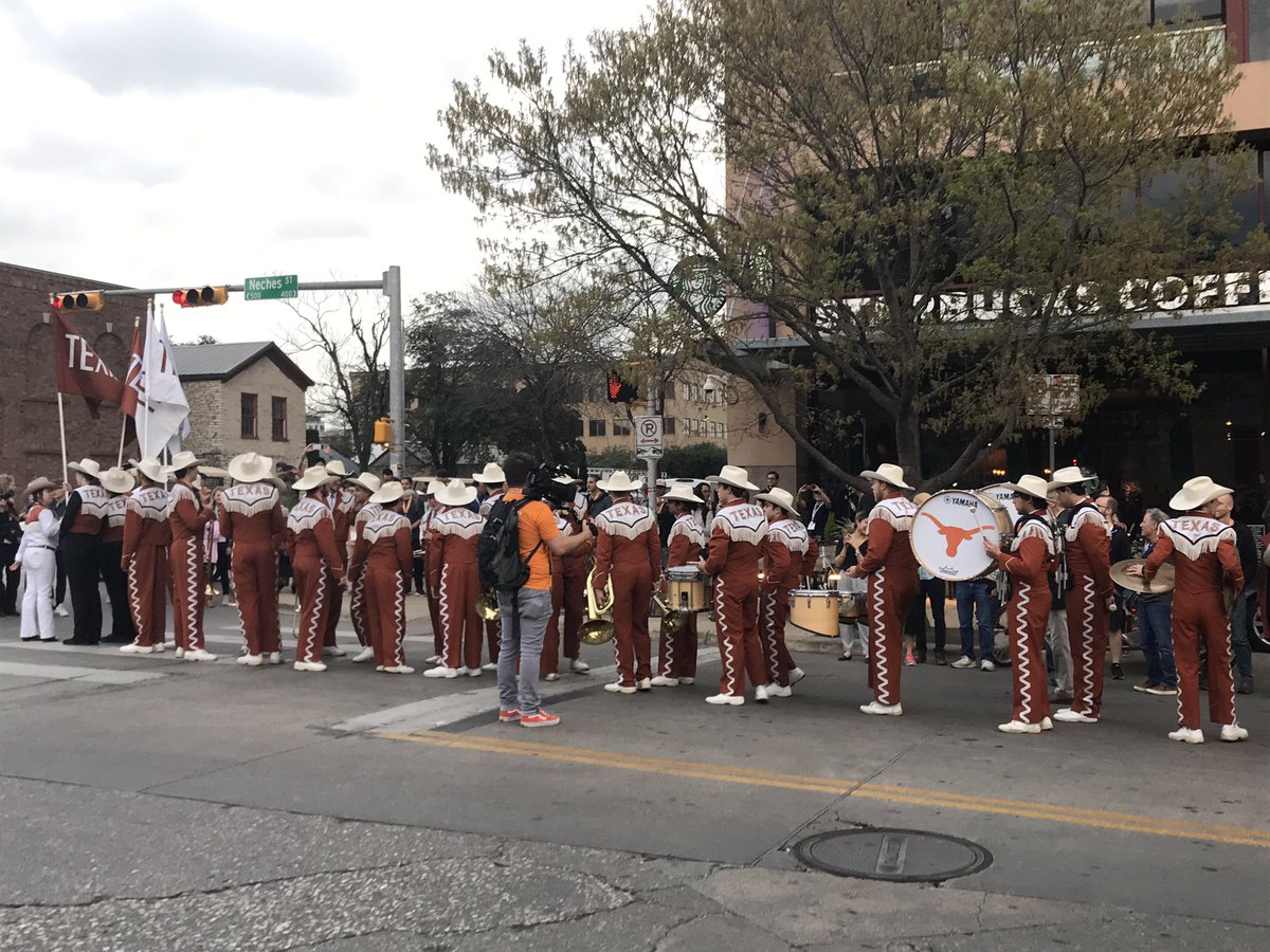 Excited to get Day 2 of #SXSW started! You never quite know what you’re going to see, hear, and learn from the stage or what excellent delight you’ll stumble upon in the streets, which makes it brilliant for the discovery of signals, meaning, and fun 👌 #OMDSXSW