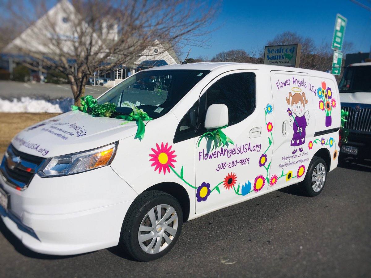 flowerangelsusa's tweet photo. Beep Beep! The #flowerangelsvan is lookin' good!!!! We're ready to take our place in the Cape Cod St. Patrick's Day Parade! #awholelottalove💐 #keepitkindcapecod #capestpatsparade2019 https://t.co/svKDHfa82T