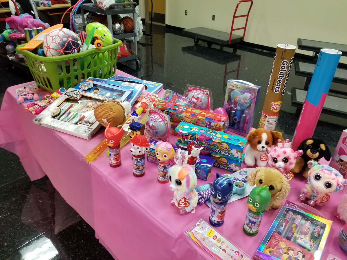 HopeCentennial's tweet photo. Celebrating my kids one last time by giving out prizes for their hard work!  There was a lot of joy and love as we part ways temporarily. I will see you in middle school! ❤️ @MrsGreen1997 @561Sdpbc @SuptFennoy https://t.co/GkA8p9AL7o