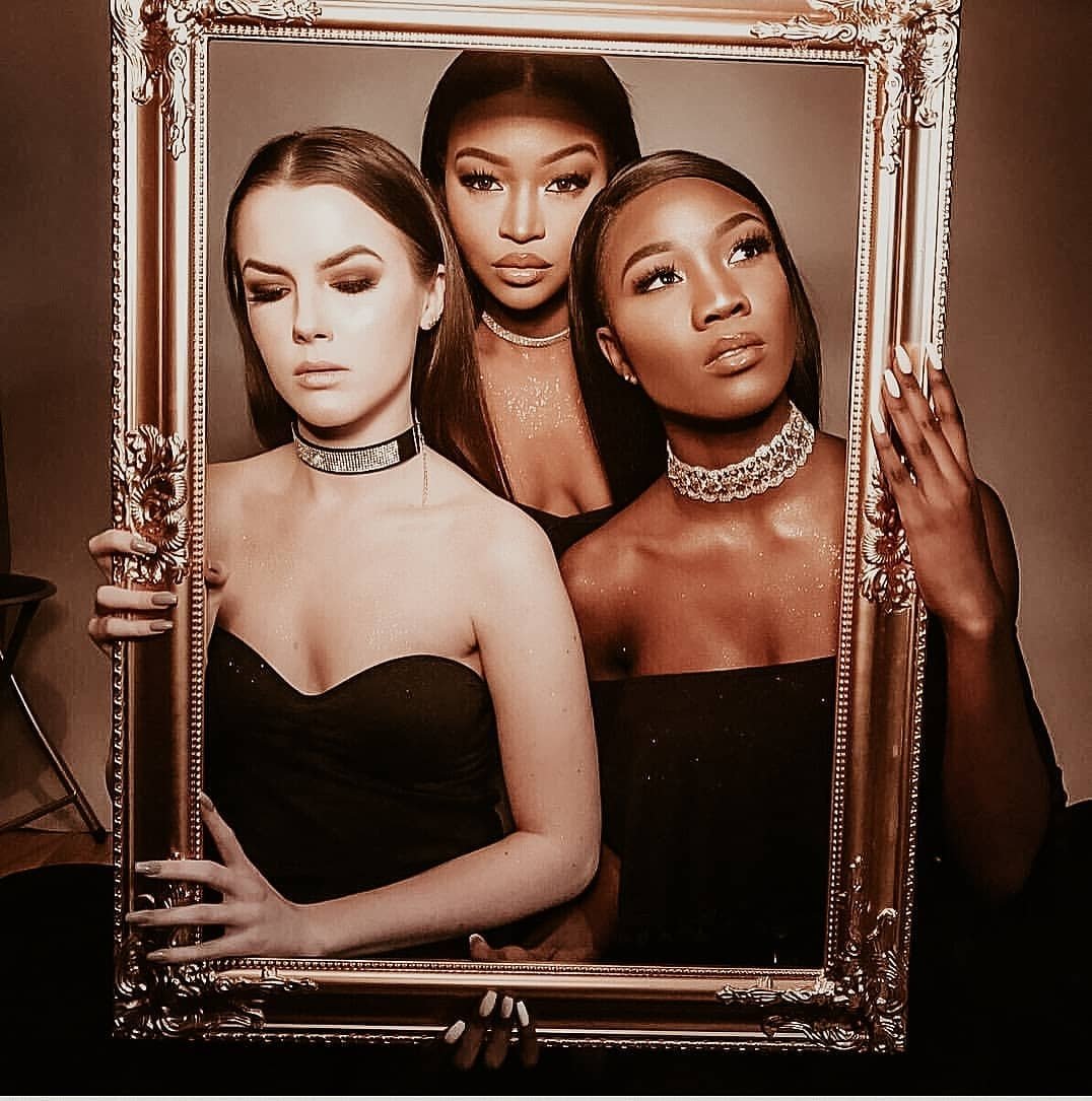 Gaknobi's tweet photo. Sleek, Textured, Silky and Golden @aaliyahblackwood in "Donum Aureum" Frontal Range

Gaknobi Collections 
Beauty ▪ Culture ▪ Style 
https://t.co/My9fXvaM1i
.
#beauty #fotd #allthingsfiery  #fiercesociety #melanin #melaninbeauty #fashion #onlineboutique #instashop #stylediaries https://t.co/8aHRLKavUc