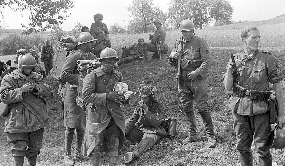 Парашютисты Вермахта поймали трех французских солдат.