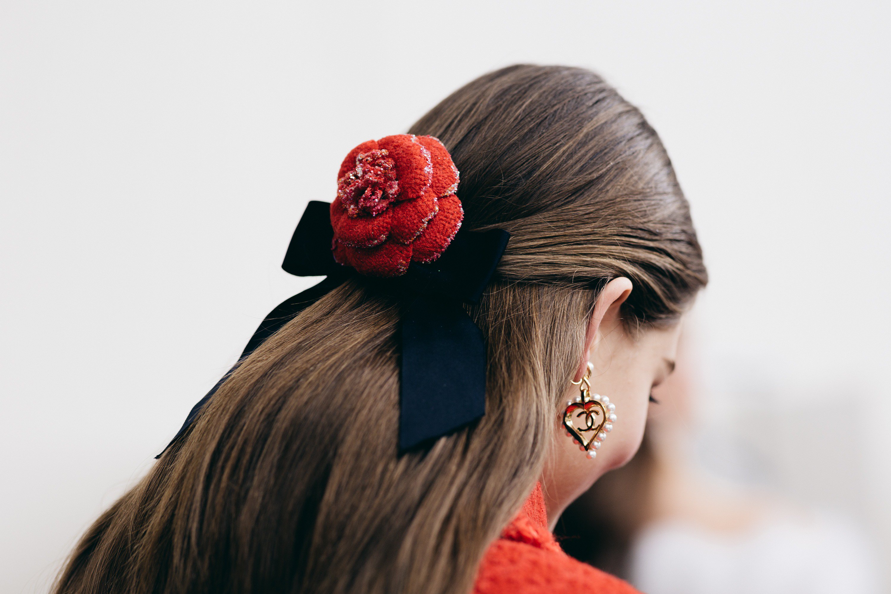 CHANEL on X: Hair accessories punctuate #CHANELFallWinter 2019/20 looks  with pearl barrettes, strass snowflakes and camellias in tweed or tulle.  #CHANELintheSnow #PFW  / X