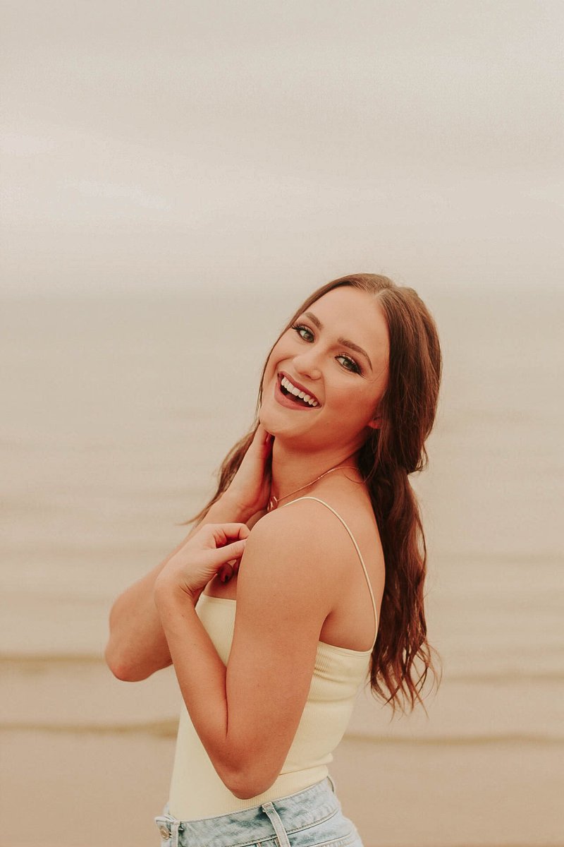 makeherblush's tweet photo. Dm me to book your senior session! I’m running a special 🌻 https://t.co/5NXOCs7woh