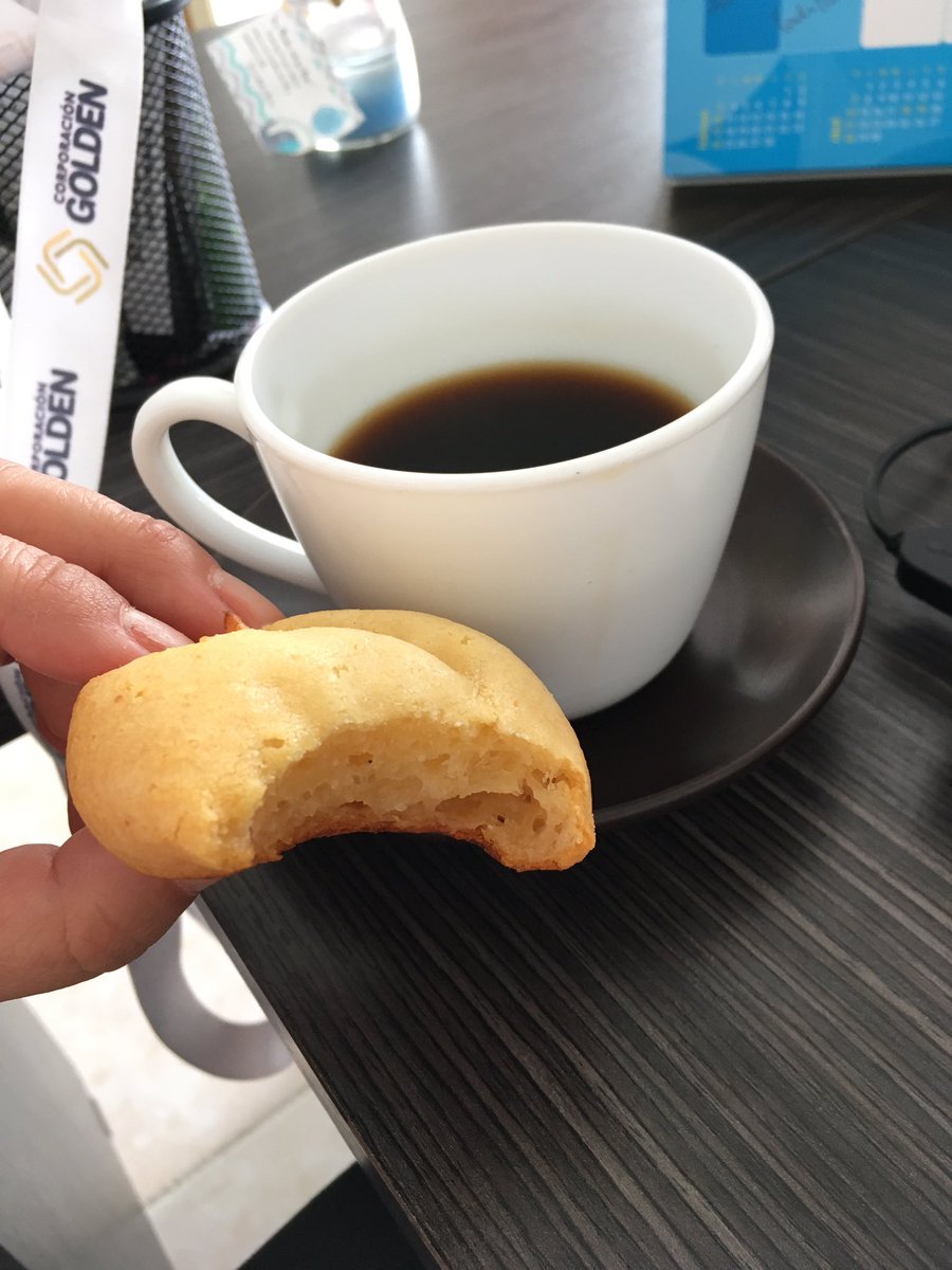 mariajuanadas's tweet image. Lo bueno de trabajar los sábados son las visitas que traen #Pandebono caliente para el alma 🥰😬
#TintoTime